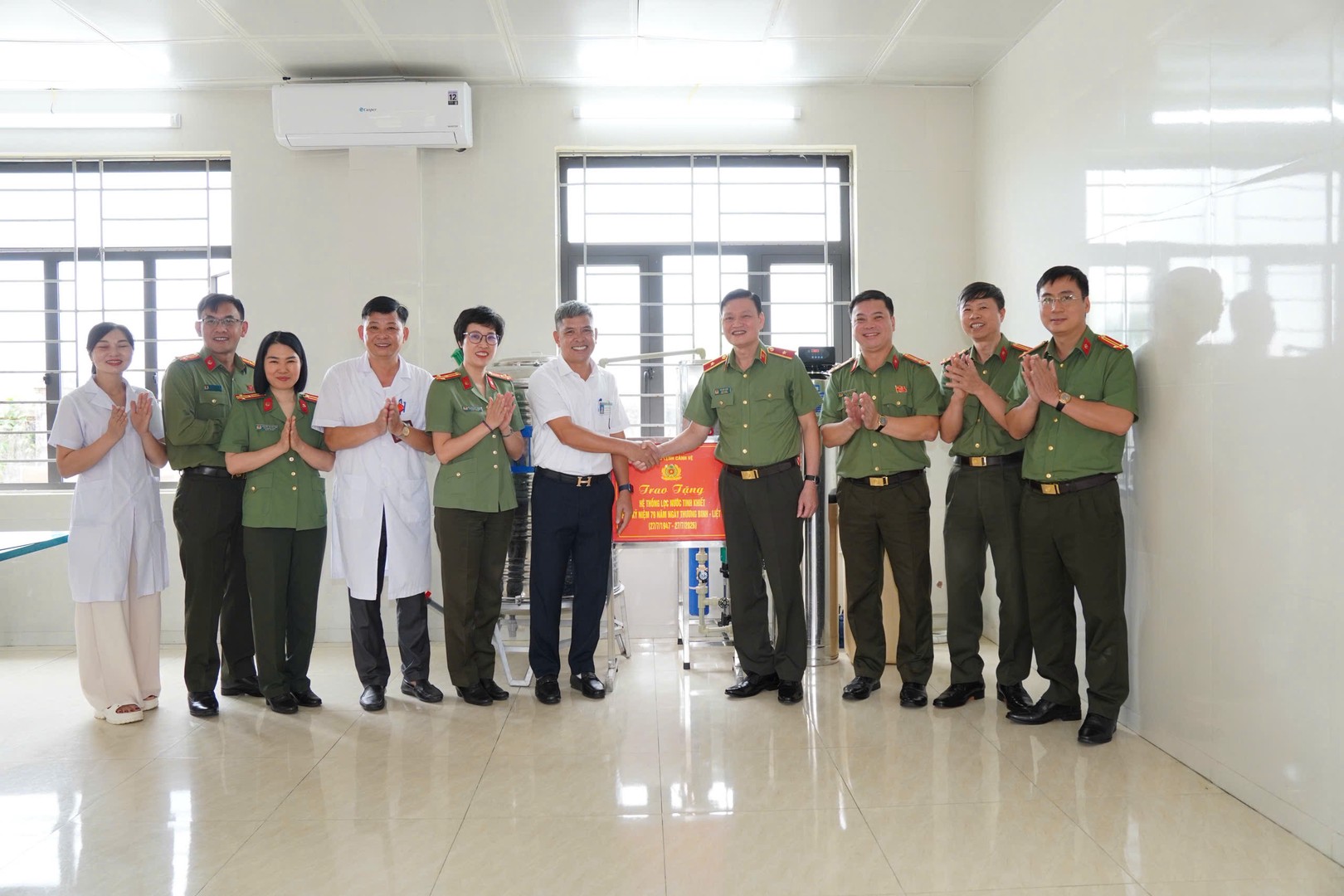 Thiếu tướng Võ Anh Tuấn - Phó Tư lệnh Bộ Tư lệnh Cảnh vệ tặng quà và chia sẻ với những khó khăn của BGĐ và cán bộ công nhân niên của Cơ sở.jpg