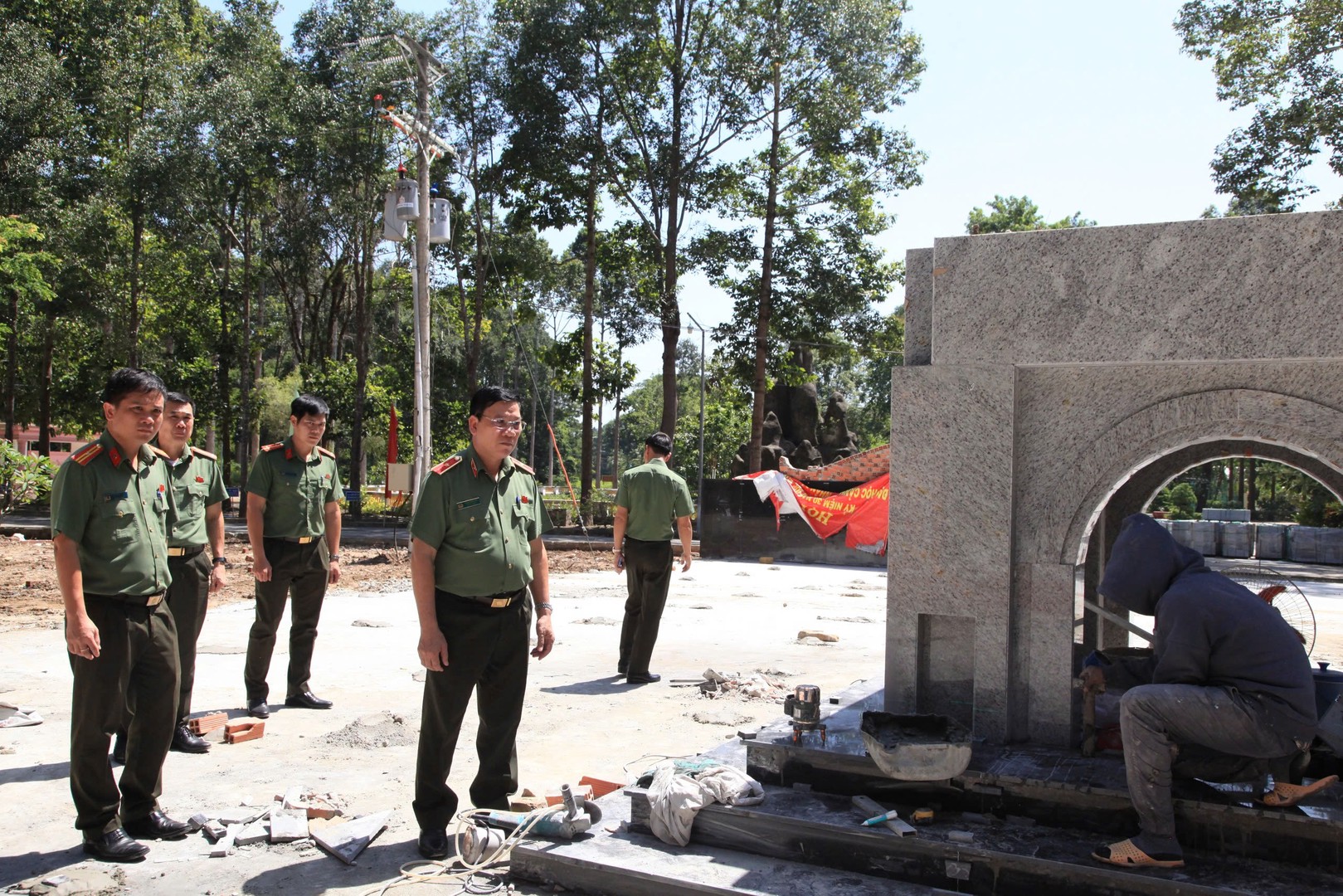 Thiếu tướng Phạm Văn Hùng - PTL và các thành viên đoàn công tác kiểm tra tiến độ thi công công trình tưởng niệm anh hùng liệt sỹ Đoàn 180 ANVT miền Nam tại tỉnh Tây Ninh.jpg