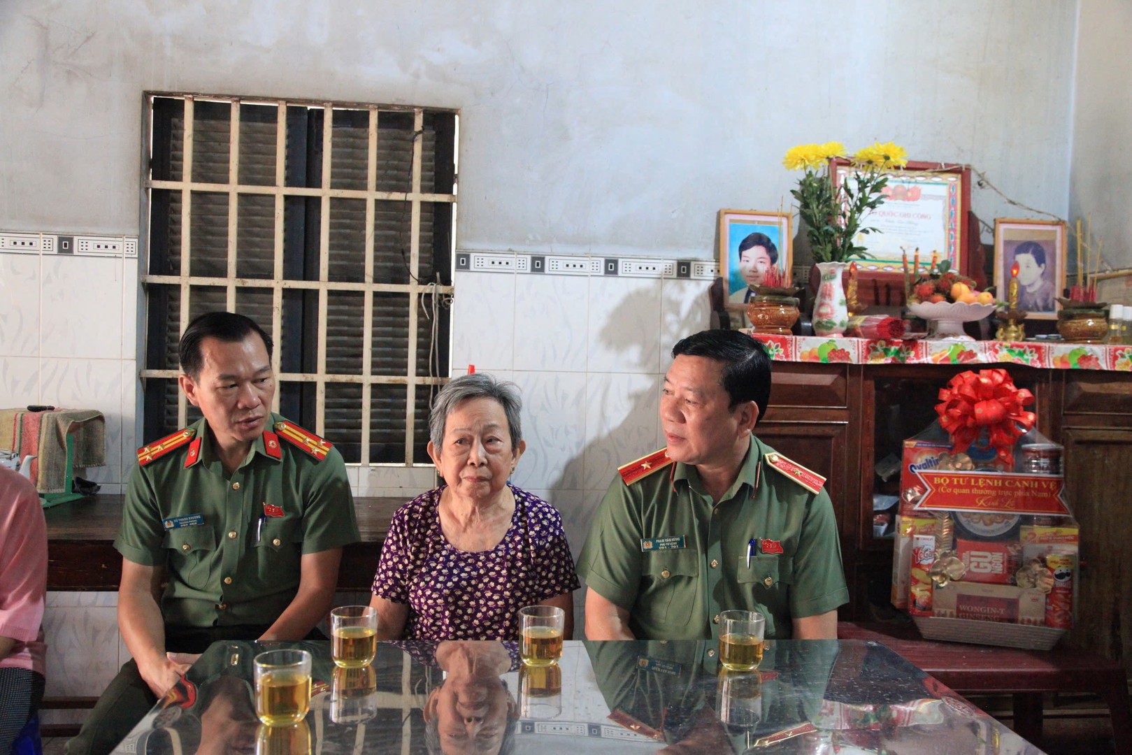 Thiếu tướng Phạm Văn Hùng - Phó Tư lệnh, BTL Cảnh vệ thăm hỏi tặng quà thân nhân các liệt sĩ Đoàn 180 ANVT miền Nam tại tỉnh Tây Ninh.jpg