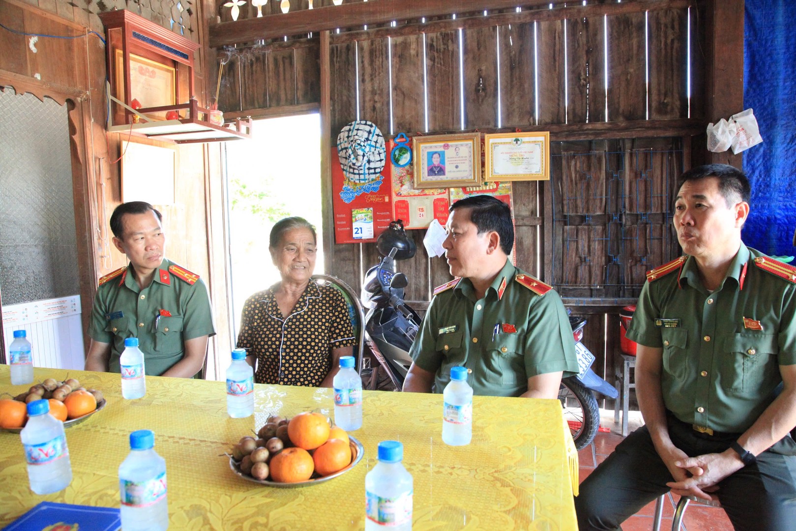 Thiếu tướng Phạm Văn Hùng - Phó Tư lệnh, BTL Cảnh vệ thăm hỏi, động viên thân nhân các liệt sỹ phát huy truyền thống gia đình, góp phần xây dựng quê hương ngày càng giàu đẹp.jpg
