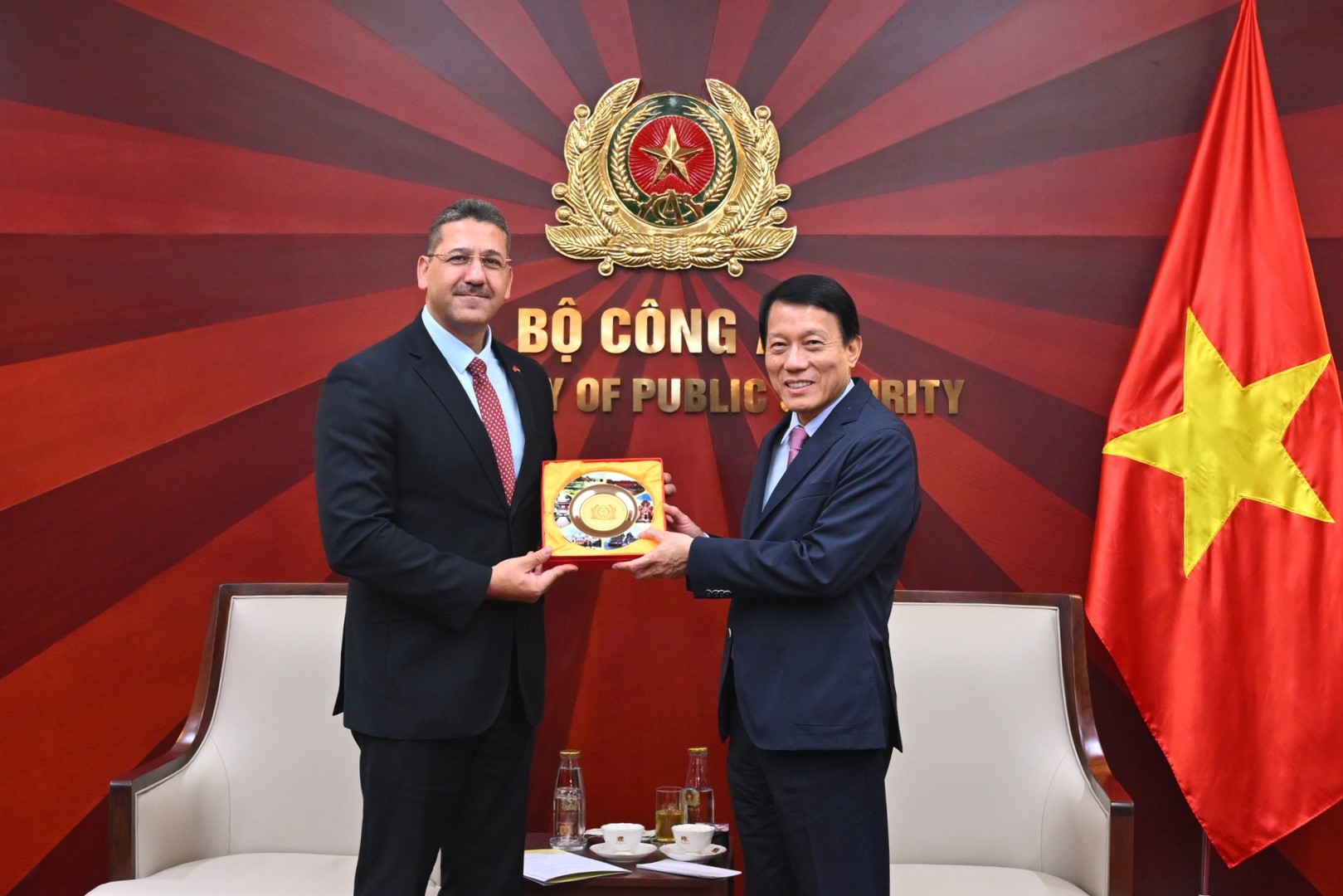 2 bt tang qua.JPG