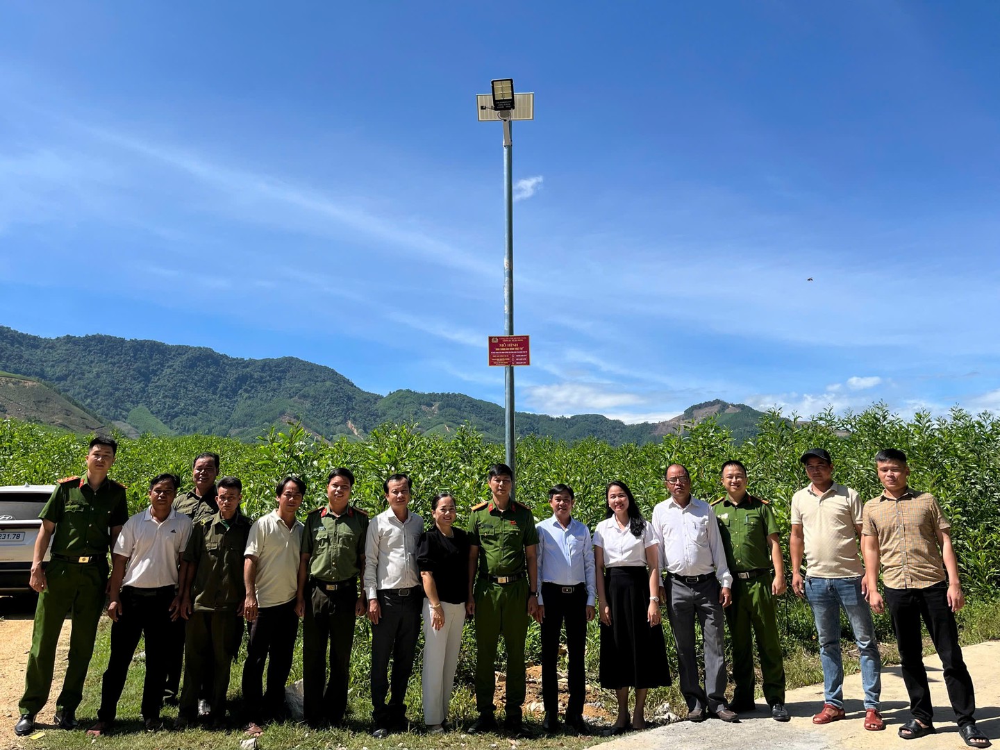 Lãnh đạo Đảng ủy, UBND xã, Công an xã thăm và chụp  ảnh lưu niệm.jpg