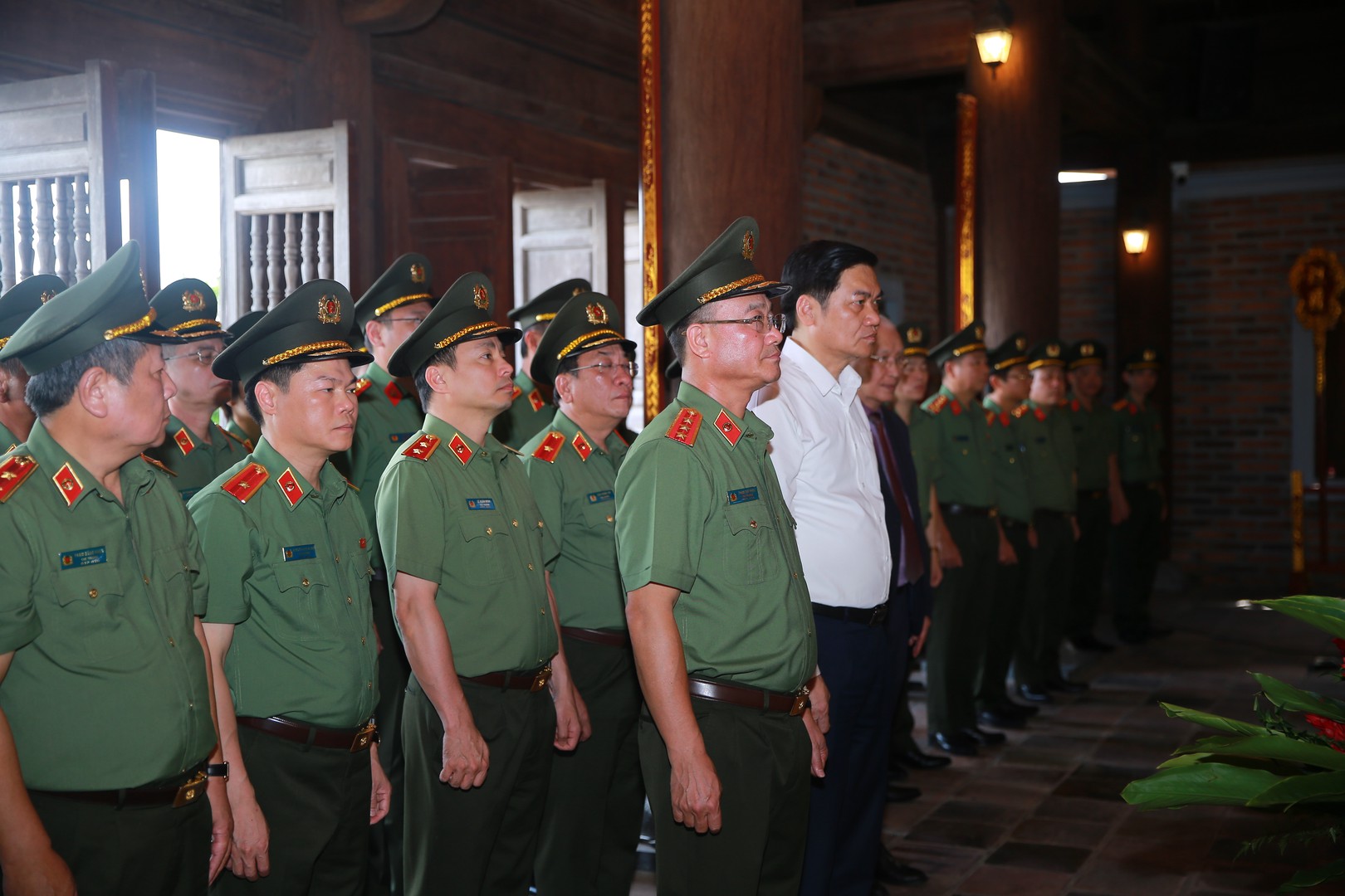 8 truong bon.jpg