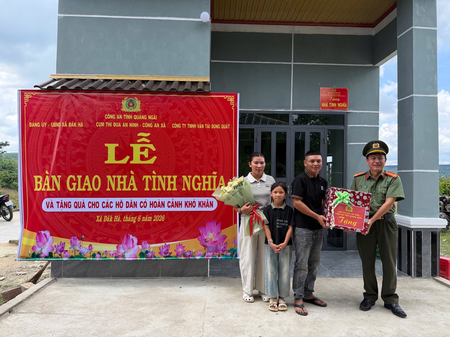 photo-library-20260730162917-db76f785-6d0c-4da4-a94f-d43ca5dc888f-anh-4-le-ban-giao-nha-tinh-nghia.jpg