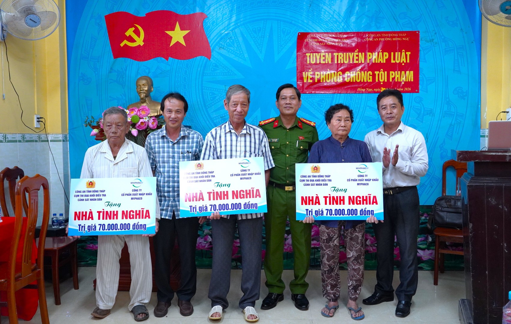 photo-library-20260801185818-1b6ffb81-a3f4-48c3-bb46-d4537d059456-trao-kinh-phi-xay-dung-3-nha-tinh-nghia-cho-nguoi-dan.jpg