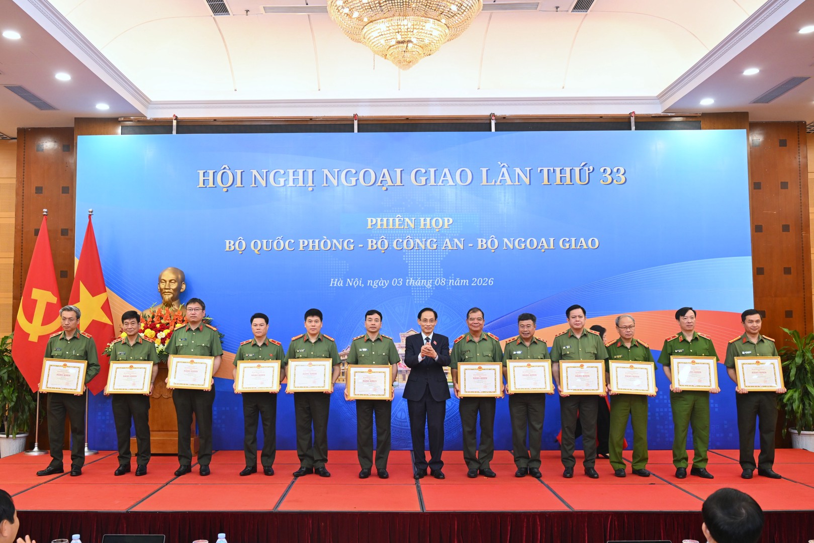 1 trao khen 3.JPG