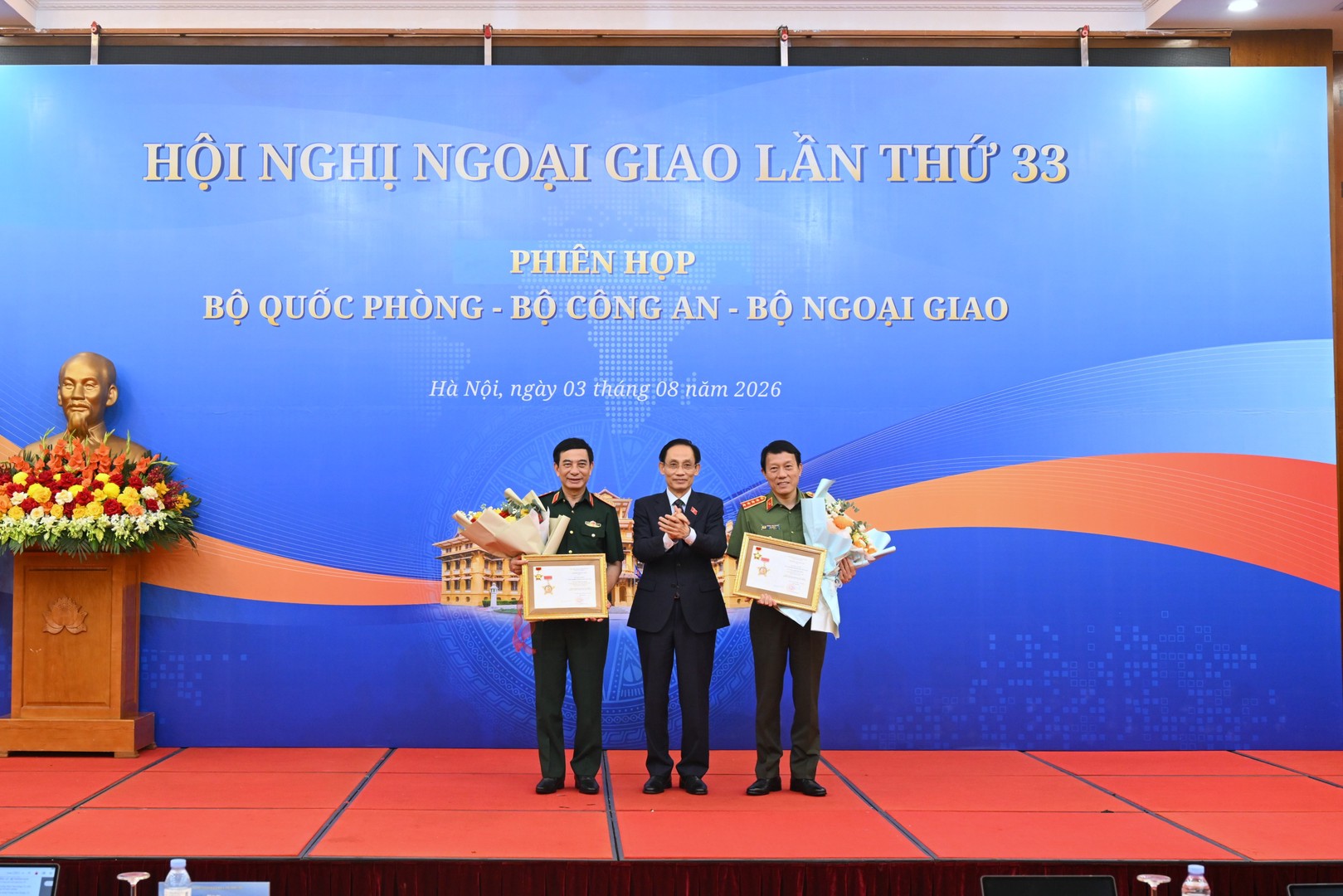1 trao khen 1.JPG