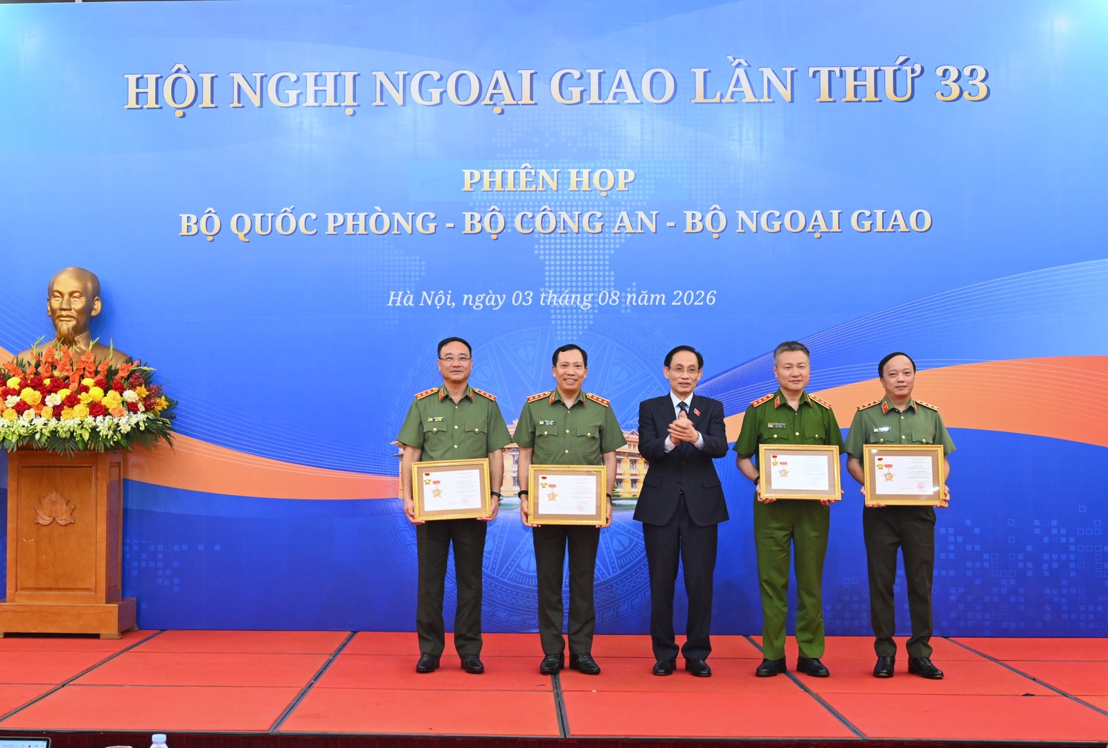 1 trao khen 2.JPG