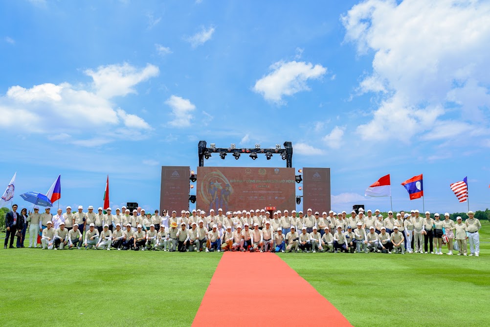 Chụp hình khai mạc.jpg