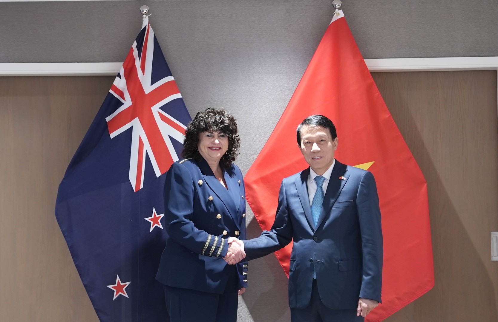 BO TRUONG LUONG TAM QUANG VA BO TRUONG Casey Costello.JPG