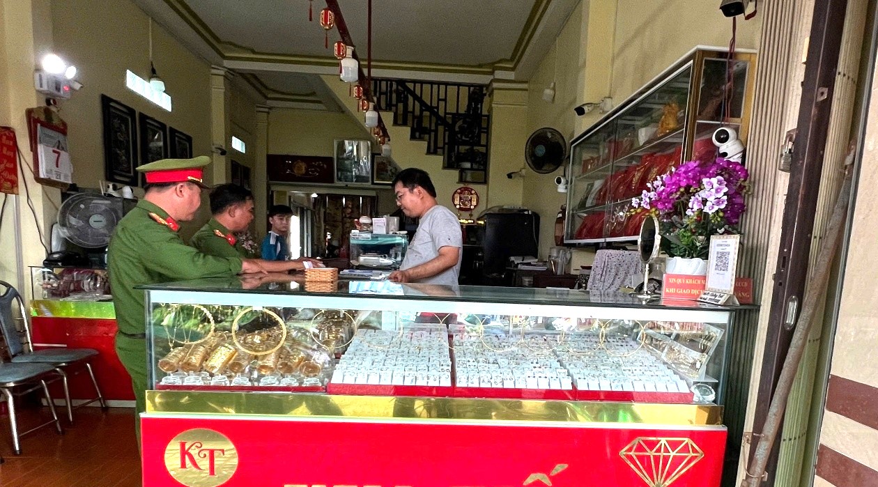 Công an xã Biển Bạch, tỉnh Cà Mau tuyên truyền pháp luật tại các cơ sở kinh doang vàng, bạc.jpg