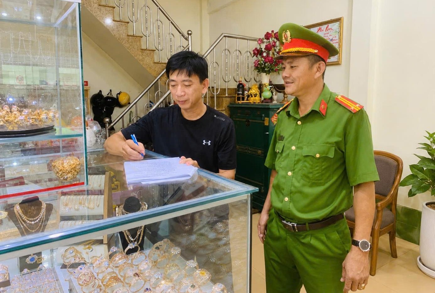 Công an phường Láng Tròn, tỉnh Cà Mau trực tiếp tuyên truyền, phổ biến các quy định của pháp luật cho chủ cơ sở kinh doanh vàng bạc, đá quý.jpg