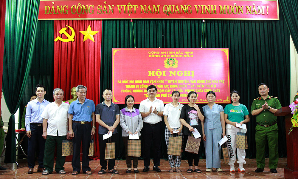 cong-an-phuong-nenh-tang-khoa-chu-u-cho-cong-nhan.jpg.jpg
