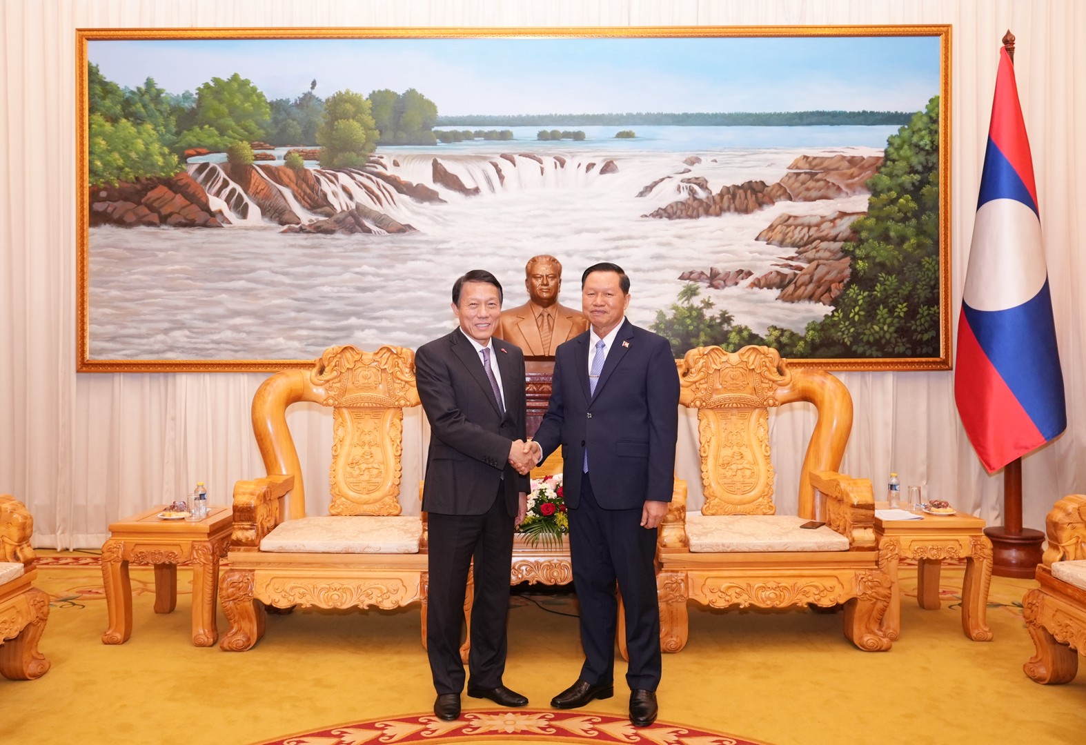 BT LUONG TAM QUANG VA BT BCA LAO.JPG