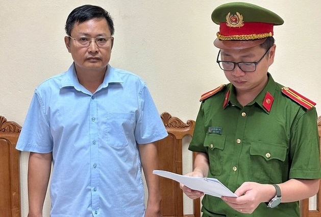 photo-library-20261014084804-2a73e847-94e6-4237-8067-4eea62fc17f4-co-quan-canh-sat-ieu-tra-cong-bo-quyet-inh-khoi-to-bi-can-lenh-cam-i-khoi-noi-cu-tru-oi-voi-hoang-manh-dung.jpg