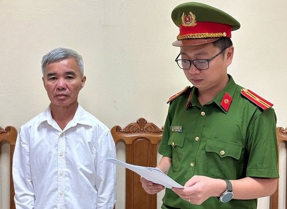 photo-library-20261014084724-49627a36-7013-4a9e-a819-e1959861fdf0-co-quan-canh-sat-ieu-tra-cong-bo-quyet-inh-khoi-to-bi-can-lenh-cam-i-khoi-noi-cu-tru-oi-voi-bach-chi-ien.jpg