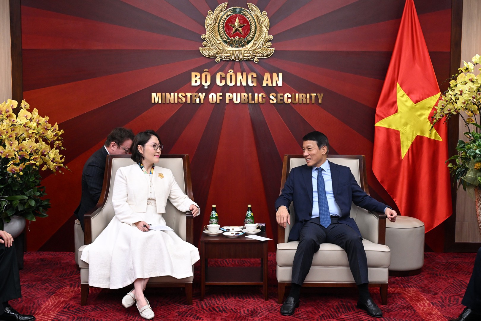 2 trao doi.JPG