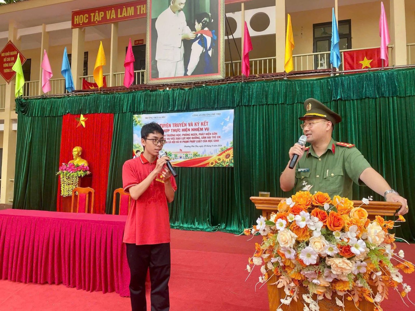 Công an phường tổ chức tuyên truyền tại trường THCS Sa Đéc 2__6d34772534.jpg