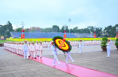 Đoàn đại biểu Đảng uỷ Công an Trung ương Bộ Công an vào Lăng viếng Chủ tịch Hồ Chí Minh và tưởng niệm các Anh hùng liệt sĩ