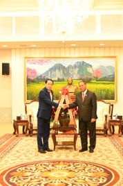 Thứ trưởng Lê Quốc Hùng chúc mừng các đồng chí lãnh đạo Bộ Công an Lào trúng cử tại Đại hội Đảng nhân dân cách mạng Lào lần thứ XII