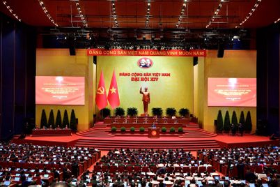 Các đại biểu thảo luận tại hội trường về các văn kiện Đại hội XIV