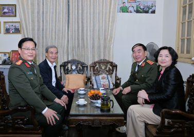 Thứ trưởng Trần Quốc Tỏ thăm, chúc Tết gia đình cố Thứ trưởng Thường trực Phạm Tâm Long