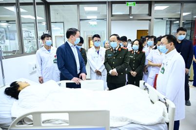 Thứ trưởng Đặng Hồng Đức kiểm tra công tác ứng trực và thăm, động viên các bệnh nhân nặng đang điều trị tại Bệnh viện 19-8