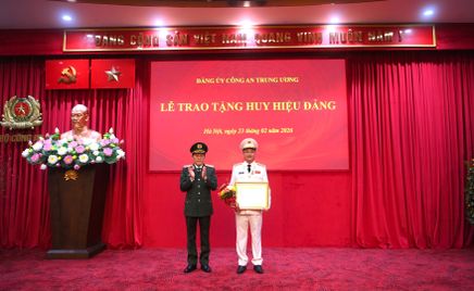 Trao tặng Huy hiệu 30 năm tuổi Đảng đối với Thứ trưởng Phạm Thế Tùng