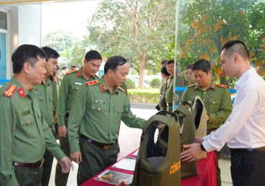 Thứ trưởng Đặng Hồng Đức làm việc với Công ty Thanh Bình - Bộ Công an