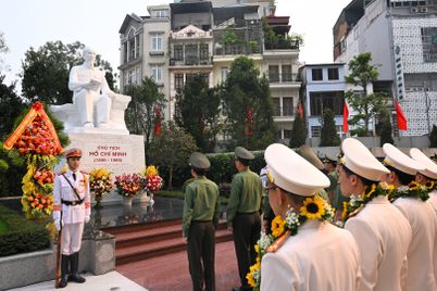 Lực lượng Tham mưu Công an nhân dân dâng hoa tưởng niệm Chủ tịch Hồ Chí Minh