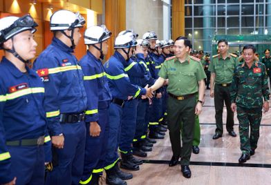 Thứ trưởng Lê Văn Tuyến tiễn Đội cứu nạn, cứu hộ Bộ Công an lên đường đến Venezuela