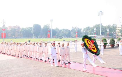 Đoàn đại biểu Đảng ủy Công an Trung ương, Bộ Công an tưởng niệm các Anh hùng liệt sĩ và vào Lăng viếng Chủ tịch Hồ Chí Minh