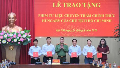 Bộ Công an trao tặng phim tư liệu quý về Chủ tịch Hồ Chí Minh tại Hungary