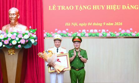 Thượng tướng Lê Quý Vương, nguyên Thứ trưởng Bộ Công an, Chủ tịch Hội Cựu CAND đón nhận Huy hiệu 45 năm tuổi Đảng