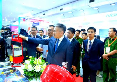 Thứ trưởng Nguyễn Ngọc Lâm thăm quan Triển lãm quốc tế về phòng cháy, chữa cháy và cứu nạn, cứu hộ