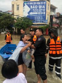 Tiểu đoàn Cảnh sát cơ động số 3 hỗ trợ Nhân dân vùng ngập lụt trên địa bàn tỉnh Thái Nguyên