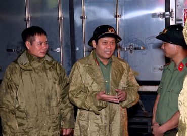 Bộ Công an ứng tiếp lương thực, thực phẩm hỗ trợ người dân mưa lũ - Hành trình nhân ái nơi tâm lũ lịch sử