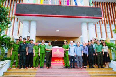 Bộ Công an hỗ trợ người dân tỉnh Đắk Lắk khắc phục hậu quả cơn bão số 13