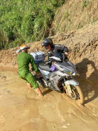  Nghĩa tình đến với người dân sau mưa lũ