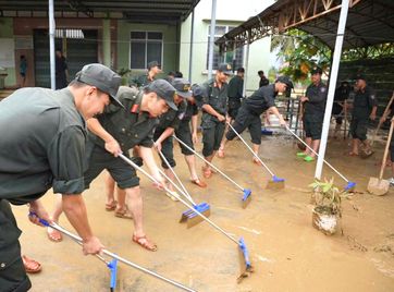 Tập trung khắc phục hậu quả, khôi phục sản xuất kinh doanh, ổn định đời sống Nhân dân sau mưa lũ