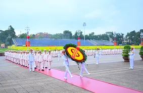 Đoàn đại biểu Đảng uỷ Công an Trung ương Bộ Công an vào Lăng viếng Chủ tịch Hồ Chí Minh và tưởng niệm các Anh hùng liệt sĩ