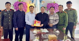 Công an Ninh Bình trao tặng, vận động treo Cờ Tổ quốc tại các cơ sở tôn giáo trong dịp bầu cử