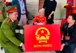 Chùm ảnh Công an thành phố Hải Phòng hỗ trợ, đồng hành cùng Nhân dân tham gia bầu cử