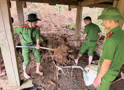 Công an Tuyên Quang hỗ trợ người dân ứng phó mưa lớn
