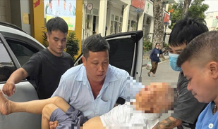 Cảnh sát giao thông Hà Nội mở đường đưa cụ ông bị tai biến đến bệnh viện cấp cứu