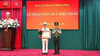 Thứ trưởng Lê Quốc Hùng đón nhận Huy hiệu 35 năm tuổi Đảng