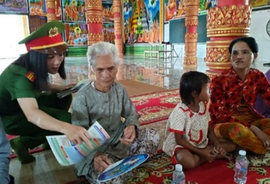 Cần Thơ: Công an phường Ngã Năm tuyên truyền pháp luật, thắt chặt tình đoàn kết trong đồng bào khmer