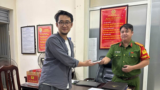 Hà Nội: Công an cơ sở hỗ trợ người nước ngoài và người dân nhận lại tài sản, giấy tờ thất lạc