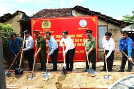 Công an Khánh Hòa khởi công xây dựng và trao tặng 08 căn nhà bị thiệt hại sau trận lũ lịch sử