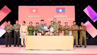 Quang Tri Provincial Police Department strengthens cooperation with Lao counterparts